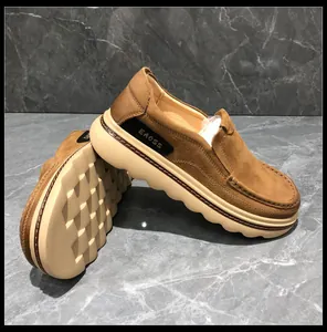 Détail de qualité supérieure de mocassins en cuir marron pour hommes à semelle épaisse.