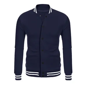 Détail de face d'un blouson teddy bleu marine avec col et poignets rayés en maille