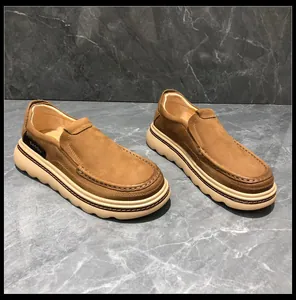 Vue détaillée de mocassins en cuir marron pour hommes avec semelle ondulée souple