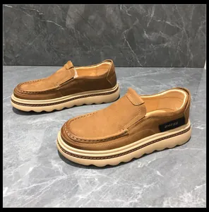 Vue détaillée de mocassins en cuir marron pour hommes avec semelles à plateforme ondulée