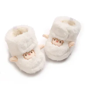 Gros plan de bottes d'hiver blanches et duveteuses pour bébé avec broderie d'agneau mignonne