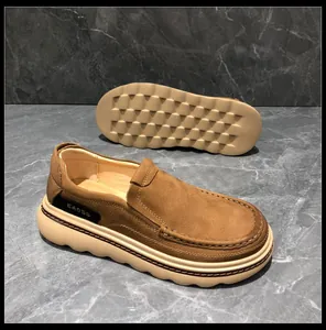 Vue détaillée de mocassins élégants en cuir marron avec semelles antidérapantes.
