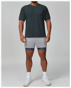 Vista completa de la camiseta deportiva de secado rápido para hombre en gris