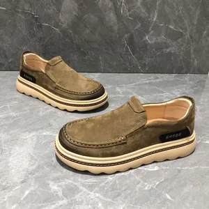 Mocassins en daim marron haut de gamme pour hommes avec semelle souple épaisse et confortable.