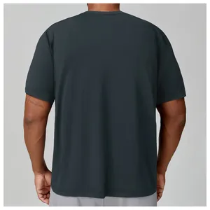 Vista trasera de una camiseta deportiva de secado rápido gris oscuro para hombre