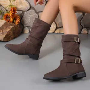 Detailansicht brauner Canvas-Stiefel mit modischen Schnallenriemen und niedrigem Absatz.