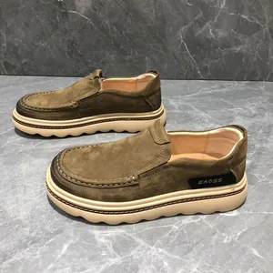 Mocassins pour hommes en daim vert olive avec semelle crème épaisse et ondulée