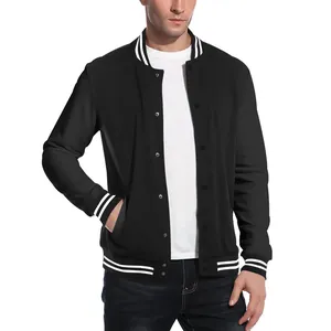 Détail d'un blouson aviateur noir pour homme avec poignets rayés et boutons-pression.