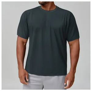 Vista detallada de camiseta deportiva transpirable de secado rápido para hombre