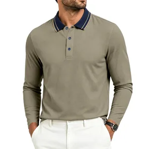 Nahaufnahme eines hochwertigen olivgrünen Langarm-Poloshirts mit marineblauem Kragen