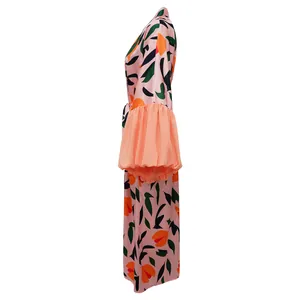 Vue latérale détaillée d'un long cache-maillot floral avec des manches à volants