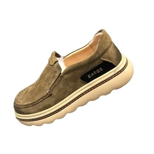 Mocassins pour hommes en daim vert olive avec semelle beige épaisse et confortable