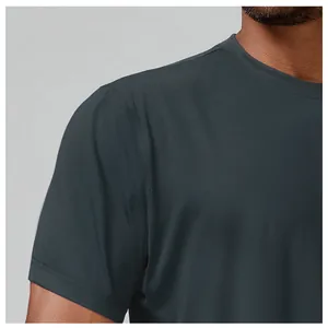 Primer plano detallado de camiseta deportiva de secado rápido para hombre con textura de tela
