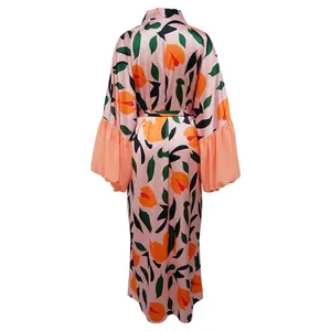 Vue arrière d'un élégant cache-maillot long rose à fleurs avec manches à volants