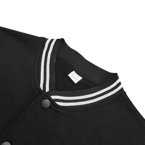 Gros plan du col et de l'étiquette de composition de la veste de baseball vintage