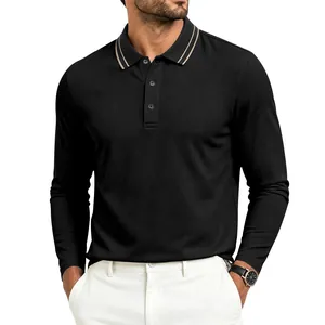 Detail eines schwarzen Herren-Langarm-Poloshirts aus Piqué mit gestreiftem Kragen.
