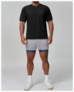 Primer plano de una camiseta deportiva negra de manga corta para hombre, transpirable