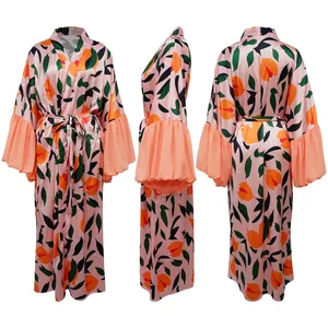 Vue de face, profil et dos d'un cache-maillot de plage floral avec manches cloche.