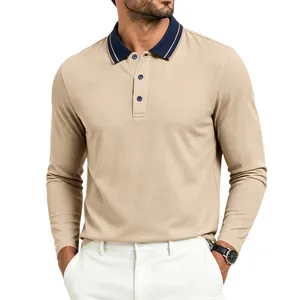 Detailansicht eines khakifarbenen Herren-Polo-Langarmshirts mit dem Kontrastkragen.