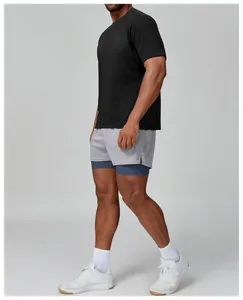 Detalle de perfil lateral de hombre con camiseta deportiva negra de secado rápido para fitness