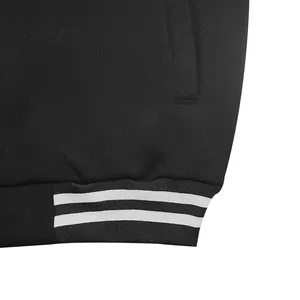 Vue détaillée de l'ourlet côtelé rayé et de la texture d'une veste polaire noire rétro