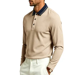 Detailansicht eines beigen Langarm-Poloshirts für Herren mit marineblauem Kontrastkragen