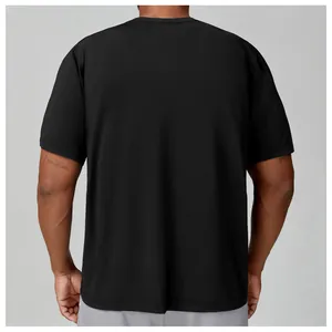 Vista trasera detallada de una camiseta deportiva negra transpirable para hombre