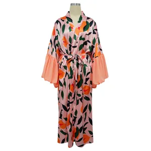 Vue détaillée d'une robe de plage à fleurs roses avec manches évasées sur mannequin