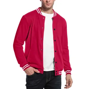 Gros plan sur un blouson teddy rouge rétro avec col rayé blanc et boutons-pression