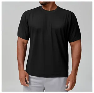 Vista detallada de la camiseta deportiva transpirable de secado rápido para hombre