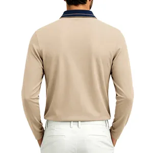 Rückansicht eines beigen Langarm-Poloshirts mit blau gestreiftem Kragendetail.