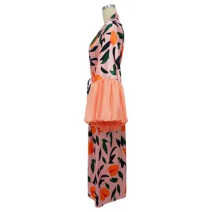 Vue latérale d'un long cardigan de plage à imprimé floral rose avec manches à volants