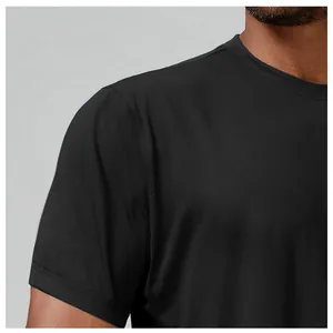 Detalle macro que muestra la textura de malla transpirable de una camiseta deportiva negra de hombre