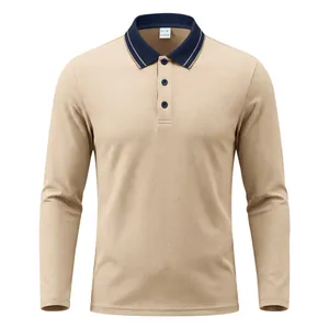 Detailansicht eines Herren-Langarm-Poloshirts aus Piqué in Beige mit marineblauem Kragen.