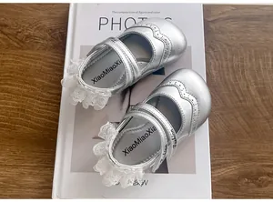 Vue détaillée des chaussures Mary Jane argentées pour bébé fille avec bordure en dentelle