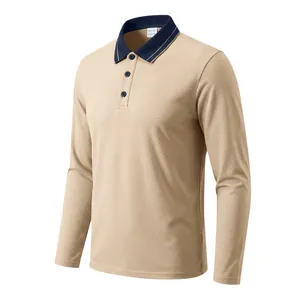 Detailansicht eines khakifarbenen Langarm-Poloshirts mit marineblauem Kontrastkragen.