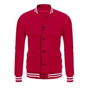Vue détaillée d'un blouson teddy rouge pour homme avec poignets rayés et doublure polaire