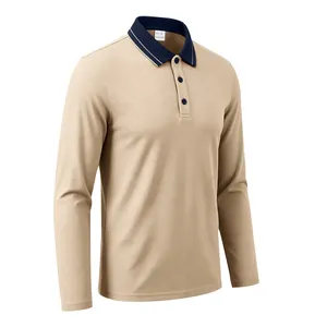 Detailansicht eines khakifarbenen Langarm-Polo-Shirts mit dunkelblauem Kontrastkragen.