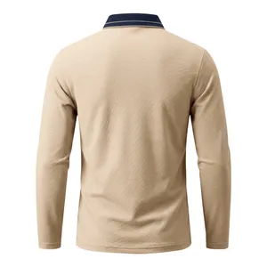 Detailansicht der Rückseite eines beigen Herren-Polo-Langarmshirts mit blauem Kragen