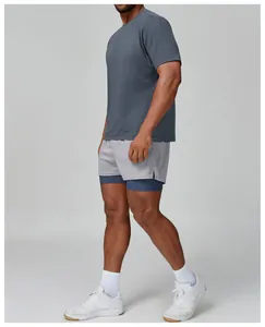 Camiseta deportiva gris para hombre secado rápido transpirable vista de perfil detalle