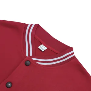 Gros plan du col de veste teddy rouge avec rayures blanches et étiquette de taille