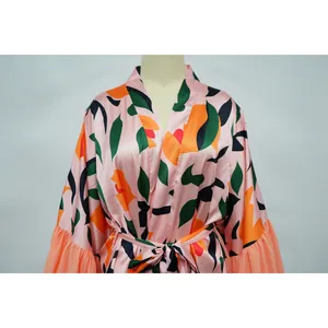Détail d'un cache-maillot de plage en satin à imprimé floral rose avec des volants