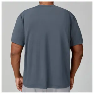 Vista trasera de la camiseta deportiva transpirable de secado rápido para hombre en gris