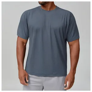 Detalle frontal de una camiseta deportiva gris de secado rápido para hombre con cuello