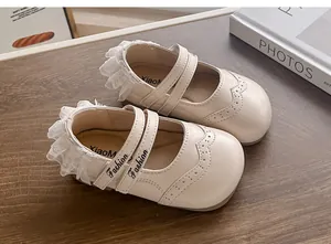 Vue de dessus détaillée de ces chaussures de princesse beige pour tout-petits avec dentelle
