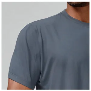 Primer plano de la tela de malla transpirable de la camiseta deportiva gris de hombre con cuello