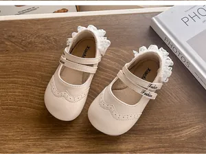 Chaussures de princesse crème pour bébé avec dentelle délicate et semelles souples.