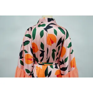 Vue arrière détaillée d'un cache-maillot en satin rose à fleurs avec manches à volants