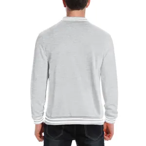 Vue arrière d'une veste d'étudiant en polaire gris clair pour homme avec rayures.