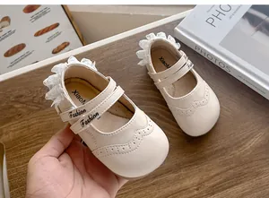 Détail de chaussures de princesse pour bébé fille avec dentelle délicate et semelle souple